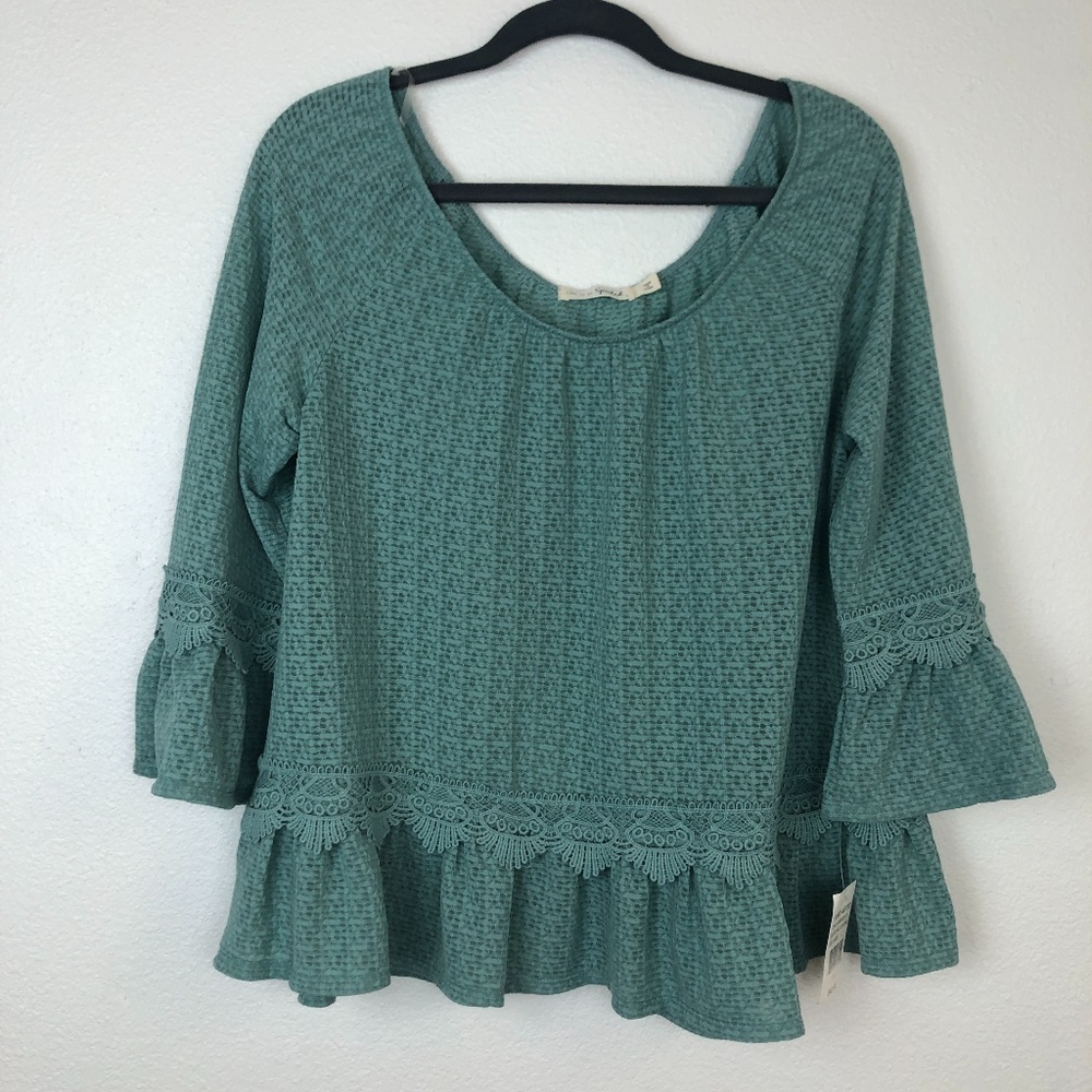 NWT Light green flowy top size L // 03